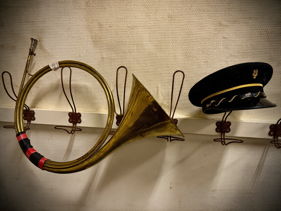 Cor de chasse et casquette de la Lyre au portemanteau